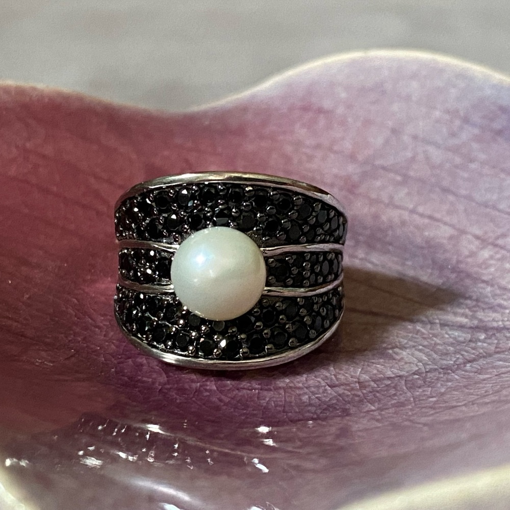 NWOT BLACK SPINEL AND PEARL STERLING RING
